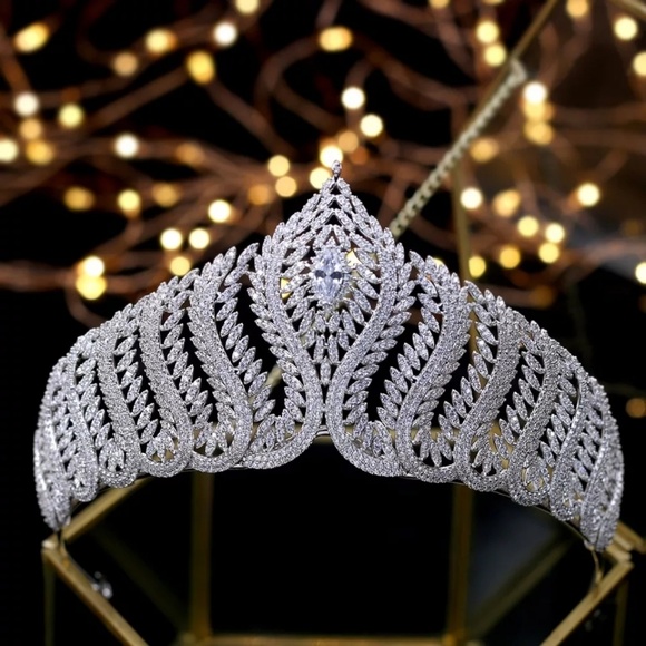 Crystal tiara crown hand made Swarovski - Picture 1 of 4